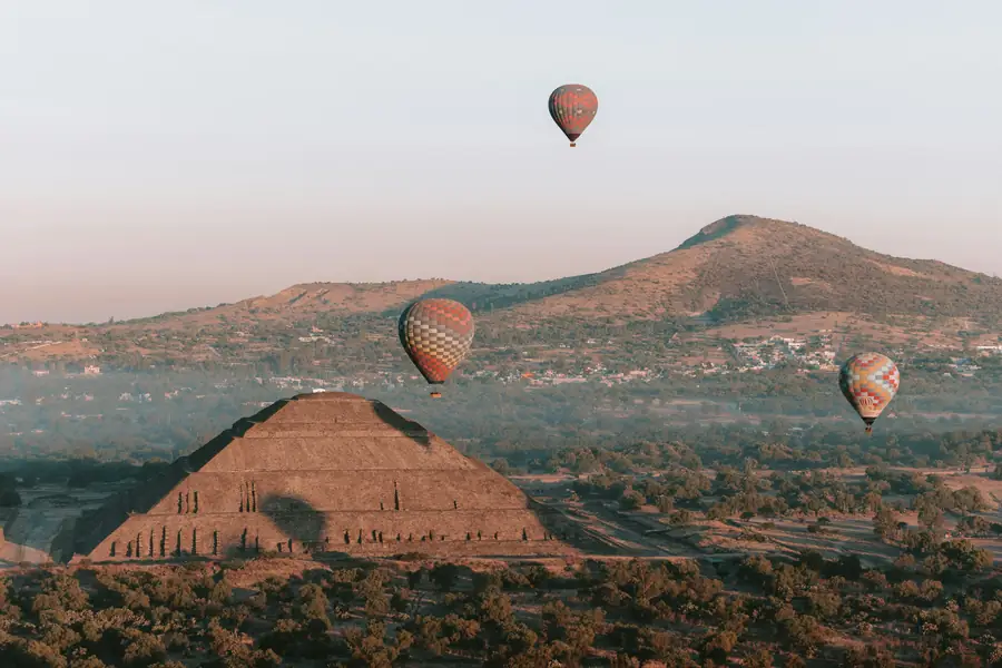 Teotihuacán with archaeologists